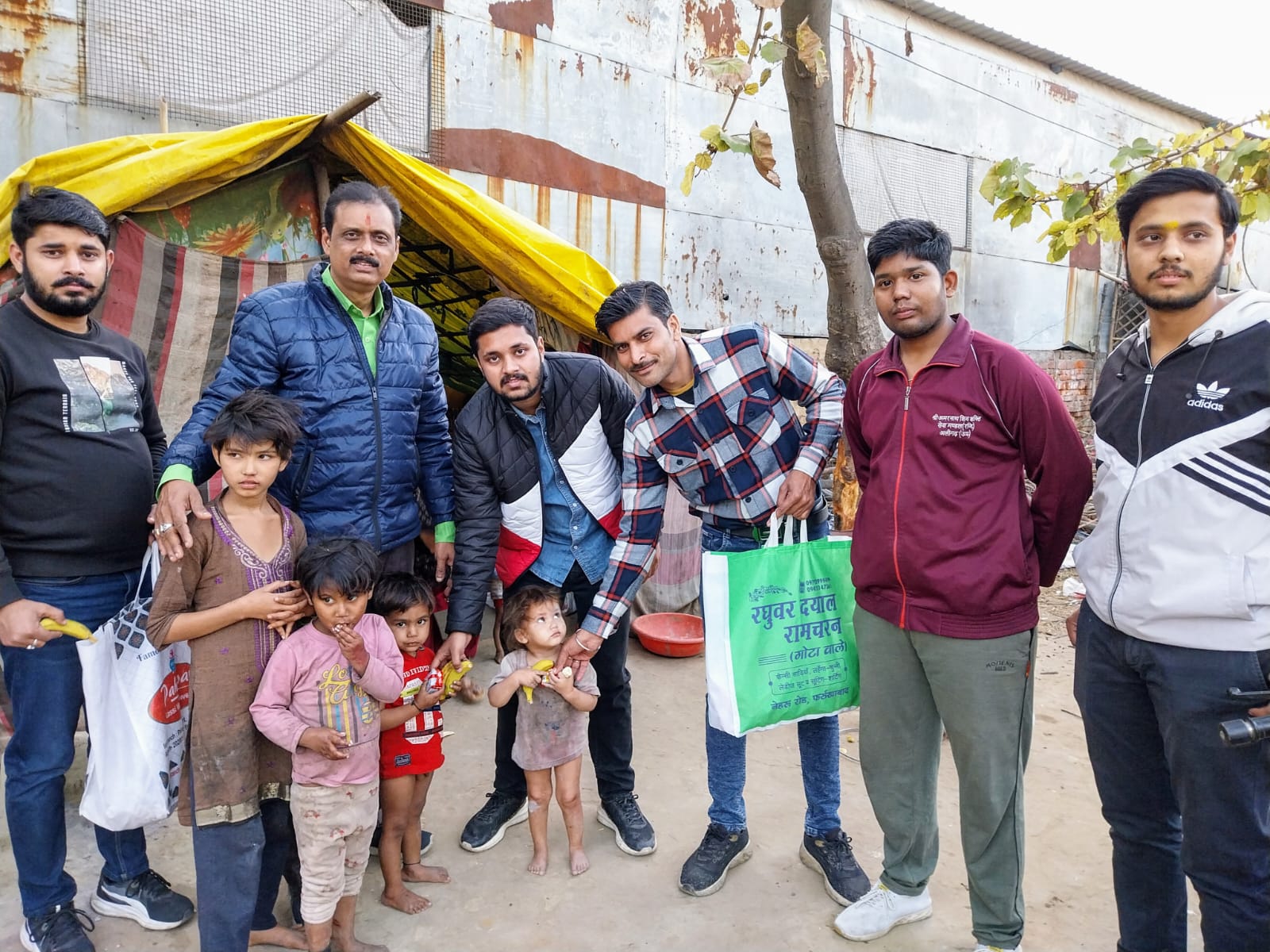 अलीगढ़ में राष्ट्रीय स्वयंसेवक संघ द्वारा जरूरतमंदों को फल व बिस्कुट वितरण।